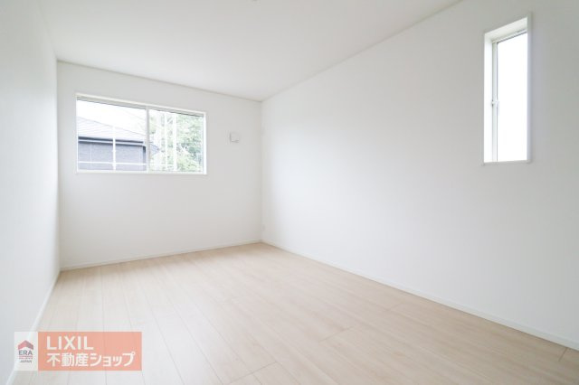 主寝室には収納スペースも完備しているので、ご夫婦の衣類などがすっきりと片付きます。ぐっすりと眠り、身体を休める心地良い寝室にぴったりです！