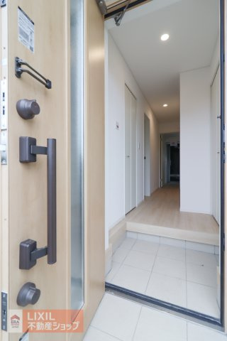 玄関ドアを二重ロックにすることで、泥棒や空き巣に玄関ドアから家の中に侵入されることを防ぐことにつながります。