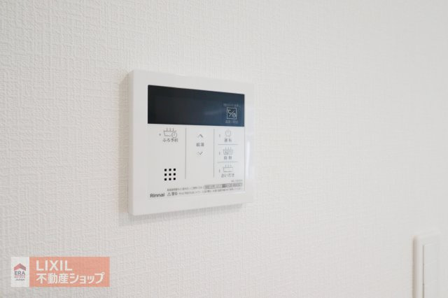 オートバスリモコンです。スイッチ1つで一定量の湯を浴槽に張ったり、保温や追い焚きをすることができるシステムが付いています。浴室以外からでも楽々操作が出来ます♪