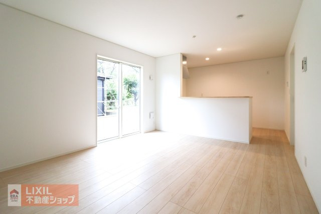 大きな窓から射し込むあたたかな陽光とナチュラルな木目の床やインテリアがやわらかな雰囲気のリビングルームです。