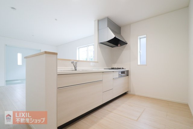 家族でのコミュニケーションがとれる対面型システムキッチンです。横一列にシンクとコンロをまとめたシンプルな形です。