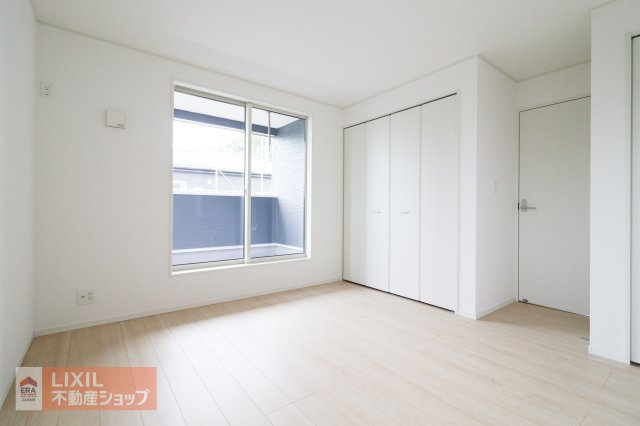 南に面した洋室は陽光ふりそそぐ明るい室内、2面採光で明るい印象の空間で開放感があります。