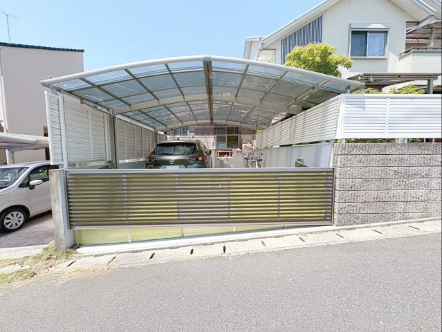 カーポート付きの駐車場！2台可能です！