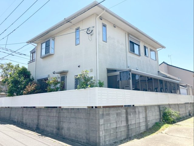 四方にアルミフェンスを設置した防犯面も安心の住まい！