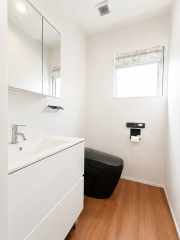 大きな洗面台付き、広々としたトイレです