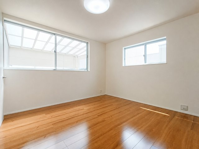 8帖の明るい主寝室です