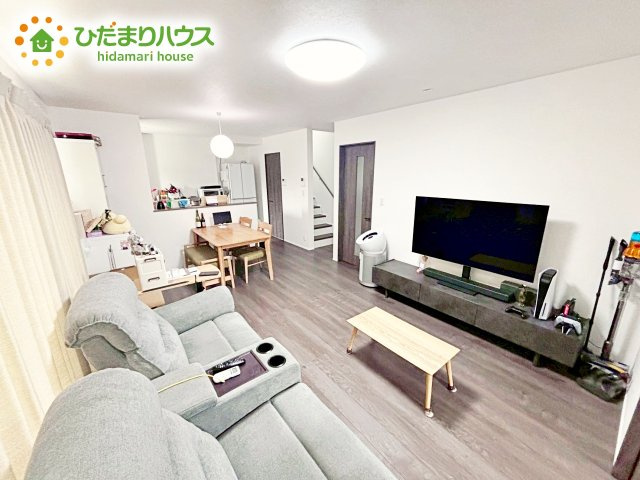 大きな窓で明るいリビングスペースです☆家族の食事や団らんのほか、子供を遊ばせたり、友人を招いたりするＬＤＫは住まいの中心。長時間過ごす場所だから、その空間は住まい全体の居心地を左右します