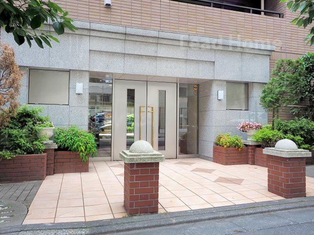 植栽の緑が彩るゆとりあるアプローチです！段差の少ない設計で荷物が多い日でもスムーズに通れます♪