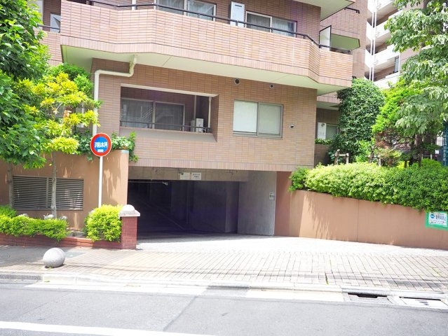 建物下部に設けられた敷地内駐車場です！前面道路からの入出庫もしやすく雨の日の乗り降りも安心です♪