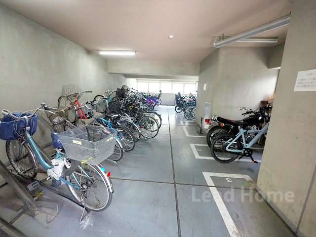 屋根付きで雨風を防げる敷地内駐輪場です！大切な自転車を綺麗に保管でき近隣へのお出かけも快適です♪