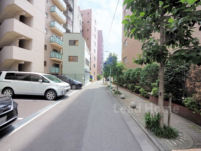 道幅がしっかり確保された前面道路です！車通りが穏やかな環境なので日々の外出や通勤も快適ですね♪