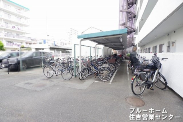 屋根付きの駐輪場です！