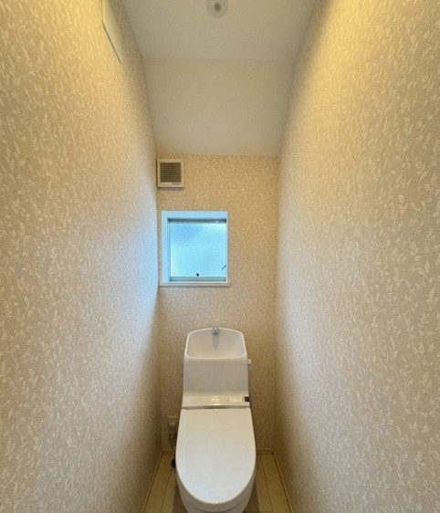 トイレは温水洗浄機能搭載なので、清潔に気持ち良くお使いいただけます！トイレットペーパーの節約にもなります！暖房便座で寒い日もあたたかです♪　