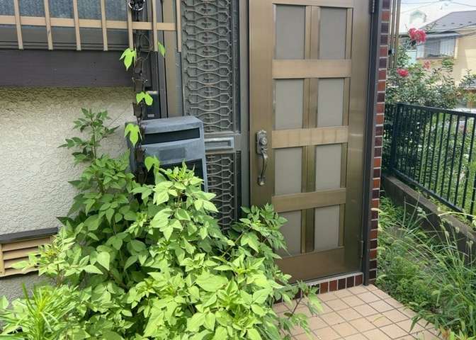玄関は家の顔でもあり、家族以外の目にも止まる場所です。玄関は外との間を仕切る扉、靴などをしまっておく収納スペース、靴脱ぎのたたきスペース、来客とのやり取りをするドアホンなど複数のアイテムからなります。