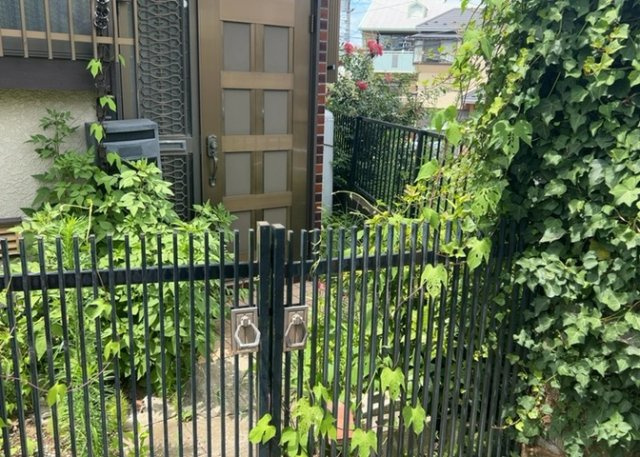 玄関ポーチにおいて最も重視すべきと言っても良いのが広さです。適切な広さの玄関ポーチでないと外見的なバランスは崩れてしまいますし、何より使いにくくなってしまいますので、現地で実際に下見をしてみましょう！