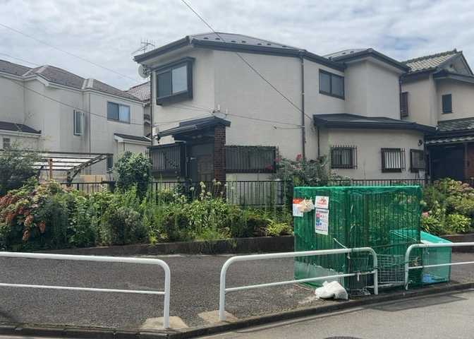 南側道路の場合は長い時間光を入れ込むことができるため、庭やリビングを道路側に持ってくることが多く土地価格も高い傾向にあります。一方北側道路だとリビングや庭が南側になりプライバシーを守ることができます。