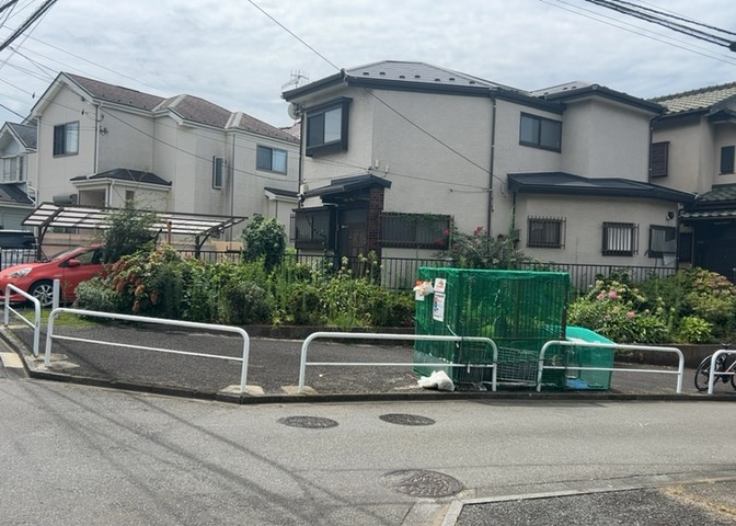 東側道路の場合は居室を南向きに設計しやすいため、朝日が入りやすいというメリットがあります。一方、西側道路も東側同様に居室を南向きに設計しやすいのですが、住宅地だと朝日が入りにくいという弱点があります。