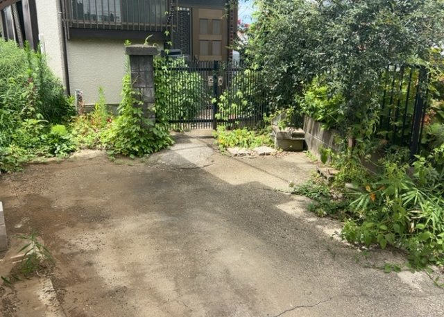 車一台あたりに必要なスペースは、標準サイズの普通自動車で横幅2m50cm、長さ5mは必要になります。ただし、乗降のことも考慮して横幅3m30cm、長さ5m50cmほどは確保できるところを選びましょう。