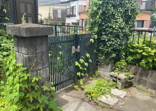 庭のある家に住むことのメリットとして、子どもたちの遊び場を確保できること、ガーデニングや家庭菜園を楽しめること、明るさを確保できることがあります。また、配置を工夫することでプライバシーが確保できます。