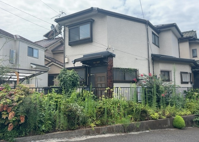 住宅用の土地では前面道路に2m以上接していなければならないと法律で定められています。しかし、お持ちの車のサイズやライフスタイルなどにより、2mでは利便が悪い場合もございますので、事前に確認しましょう。