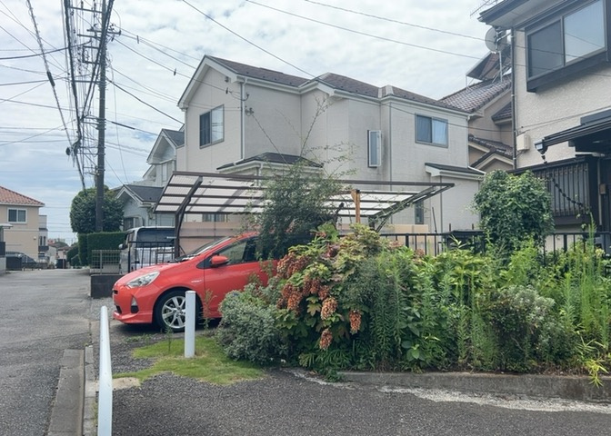 道幅が広い場所は日当たりや風通が良好です。幅が広いのですれ違いも可能ですし大きな車でも駐車可能！一方で、大型車が通ることも多くなるため交通量の増加により騒音に繋がります。また土地の値段が高くなります。