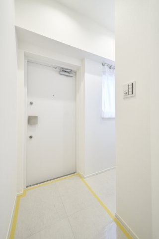 白で統一された明るく清潔感あふれる玄関空間。扉を開けた瞬間に広がる開放的な雰囲気が、住まう人とゲストを心地よく迎え入れます。無駄のないシンプルなデザインが、洗練された暮らしの始まりを予感させます。