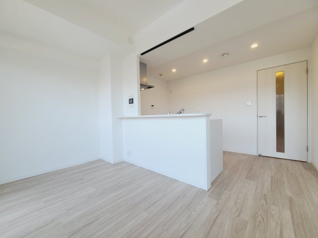 〇リビングダイニングを見渡せる対面キッチン。コミュニケーションがとりやすいオープンな空間です。