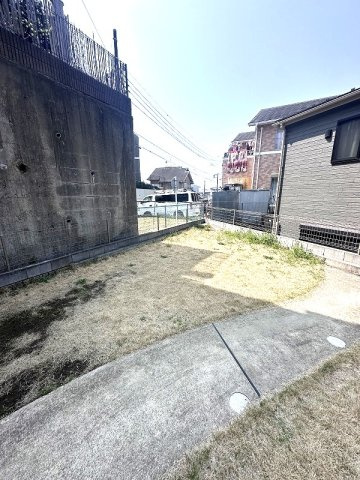 【庭】　夏にはお子様の水遊びの場にも◎