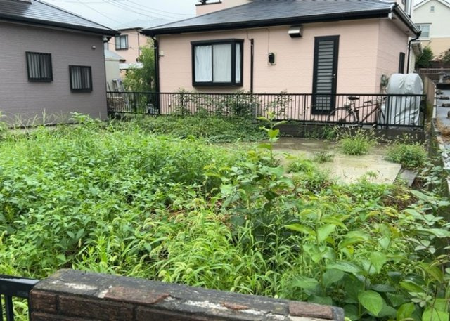 土地の形が極端に長細かったり、狭小地、あるいは道路との高低差がある傾斜地だった場合、後々売ろうとしても買い手がつかない場合もあります。後々、売却することになった時に価値の下がらない土地を選びましょう。