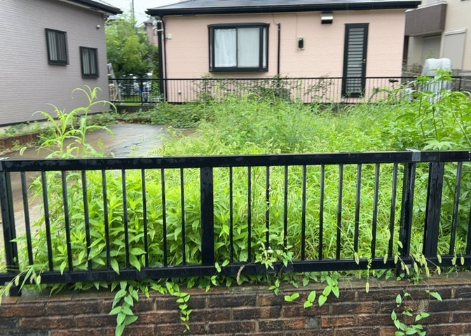土地の面積＝住宅面積ではありません。建ぺい率の問題などで、土地のある場所によって住宅を建てられる面積は限られています。高さもしかり、「土地」という言葉の中には、建築条件も含まれると考えておきましょう。