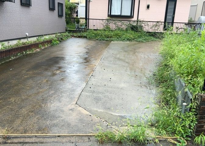 家を建てる場合、方位は要チェックです。現実的に日当たりのよい家ならばリビングは南側、建築基準法でも北側に当たる家への配慮は求められています。土地を見学に行く際は、方位磁針を持って行くようにしましょう。