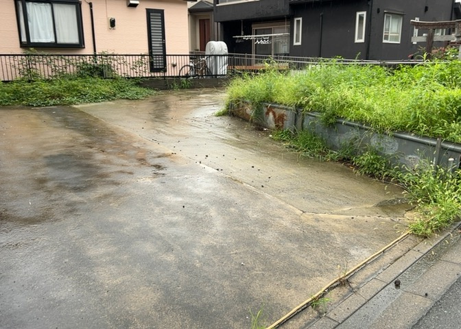 土地の前の道路に消火栓が設置されていることがあります。この場合、道路交通法第45条第1項により、駐車禁止の場所が指定されています。そのため、車庫などの駐車スペースをつくることができない場合があります。