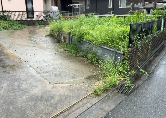 現地に行くなら、物件の周囲の地形がどうなっているかを見ることも大切です。周辺より低くなっている土地では、大雨などで水が集まりやすいため、地盤が弱くなっているということも考えられるため、注意が必要です。