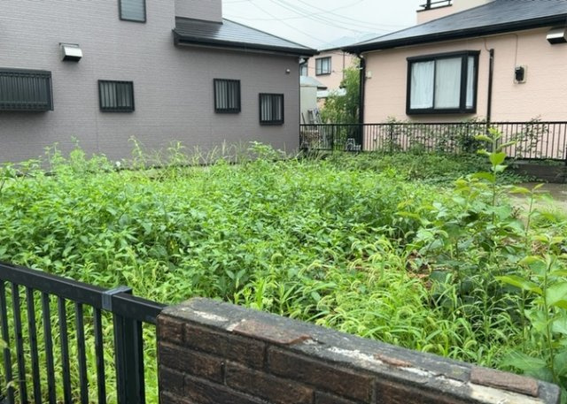 土地購入を検討されている場合、境界杭がない状態で購入してしまうと境界確定測量をする必要があり、費用がかかります。購入の前に、売主、隣土地所有者立ち合いのもと境界を確定し境界杭を設置するのがベストです。