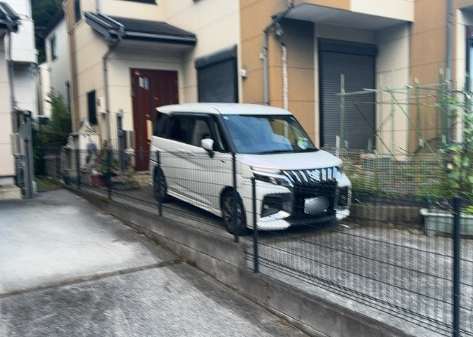 玄関は家の顔でもあり、家族以外の目にも止まる場所です。玄関は外との間を仕切る扉、靴などをしまっておく収納スペース、靴脱ぎのたたきスペース、来客とのやり取りをするドアホンなど複数のアイテムからなります。