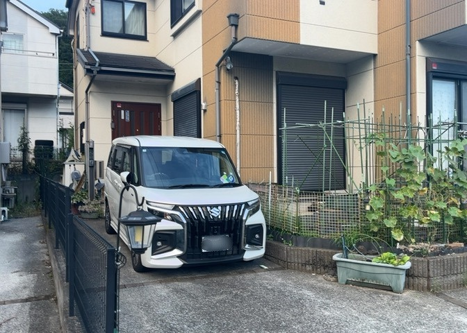 建物の基礎工事の方法は、主流となっているベタ基礎（防湿基礎）と布基礎の2種類に分類され、床下の通気性や耐久性などに違いがあります。建物の基礎部分の構造や付帯設備など詳細については現地でご確認ください。
