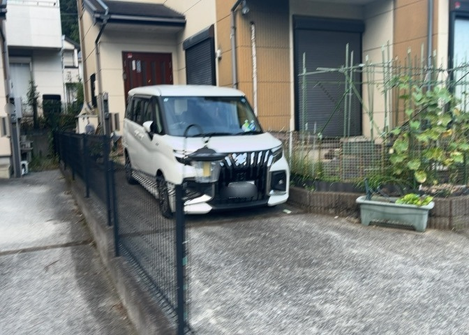 玄関ポーチにおいて最も重視すべきと言っても良いのが広さです。適切な広さの玄関ポーチでないと外見的なバランスは崩れてしまいますし、何より使いにくくなってしまいますので、現地で実際に下見をしてみましょう！
