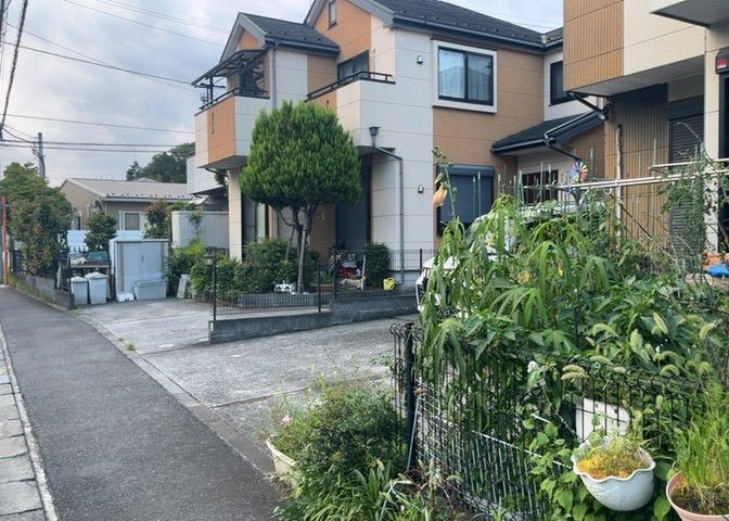 東側道路の場合は居室を南向きに設計しやすいため、朝日が入りやすいというメリットがあります。一方、西側道路も東側同様に居室を南向きに設計しやすいのですが、住宅地だと朝日が入りにくいという弱点があります。