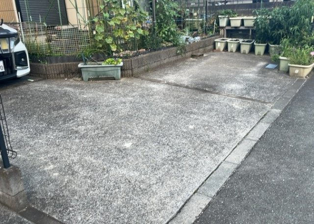 庭のある家に住むことのメリットとして、子どもたちの遊び場を確保できること、ガーデニングや家庭菜園を楽しめること、明るさを確保できることがあります。また、配置を工夫することでプライバシーが確保できます。