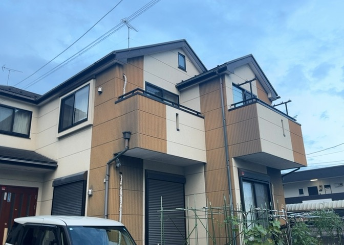 バルコニーは、建物内から室外へ楽に出入りできる便利なスペースです。また、バルコニーには手すりを付けることが義務付けられており、手すりの高さは110cm以上で施工することが建築基準法で定められています。