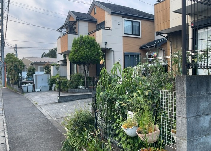 住宅用の土地では前面道路に2m以上接していなければならないと法律で定められています。しかし、お持ちの車のサイズやライフスタイルなどにより、2mでは利便が悪い場合もございますので、事前に確認しましょう。