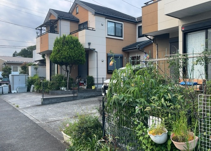 道幅が広い場所は日当たりや風通が良好です。幅が広いのですれ違いも可能ですし大きな車でも駐車可能！一方で、大型車が通ることも多くなるため交通量の増加により騒音に繋がります。また土地の値段が高くなります。