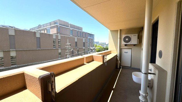 暖かい陽光が差し込む南向きバルコニー！スロップシンク付きで、ガーデニングの水やりやお掃除の際も便利です。