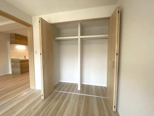 大きなクローゼットを完備しております。衣類はもちろん、季節物の家電やスーツケースなどのかさばる荷物もスッキリまとめて収納でき、お部屋の広さを最大限に有効活用していただけます。