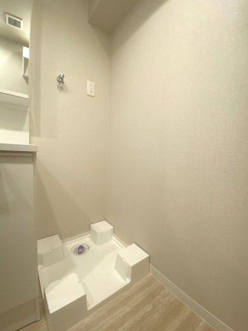 独立した洗濯機置場を完備しております。上部空間の活用もしやすく、洗剤やネットなどのランドリー用品をすっきりと整理整頓できます。使い勝手に配慮された利便性の高いスペース設計です。