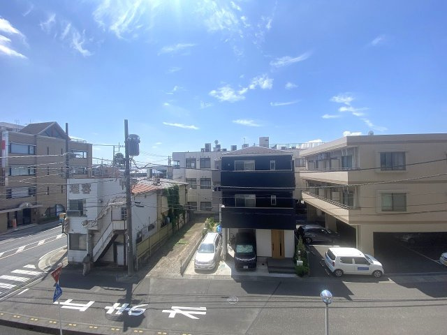 バルコニーからの心地よい眺望です。周囲の街並みを見渡せる見晴らしの良さが魅力で、日常に開放感と安らぎを与えてくれます。日当たりや通風も良好で快適な住環境を実感していただけます。