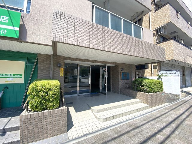 マンションのアプローチ・エントランス外観です。きれいに手入れ・清掃されており、居住者様や訪れる方を気持ちよく迎えてくれます。管理体制の良さが伺える安心の共用環境です。