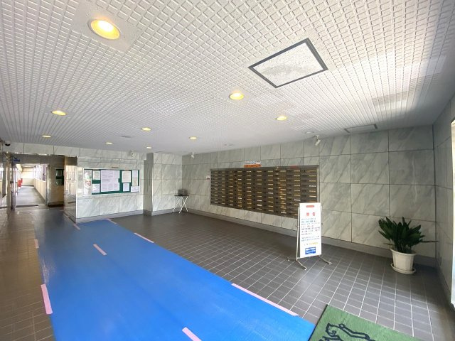 清潔感があり落ち着いた雰囲気のエントランスホール内部です。手入れが行き届いた美しい共用空間となっており、防犯面にも配慮された構造で日々の出入りも快適にサポートします。