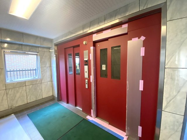 館内に設置されたエレベーターです。重い荷物をお持ちの際やベビーカーでの移動もスムーズに行うことができます。共用部も綺麗に維持管理されており、日々の昇降も安心で快適です。