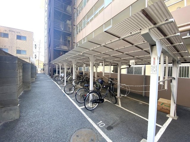 屋根付きの駐輪場スペースを完備しております。大切な自転車を雨風から守ることができ、毎日の通勤・通学やお買い物での自転車利用もスムーズに行っていただける設備環境です。